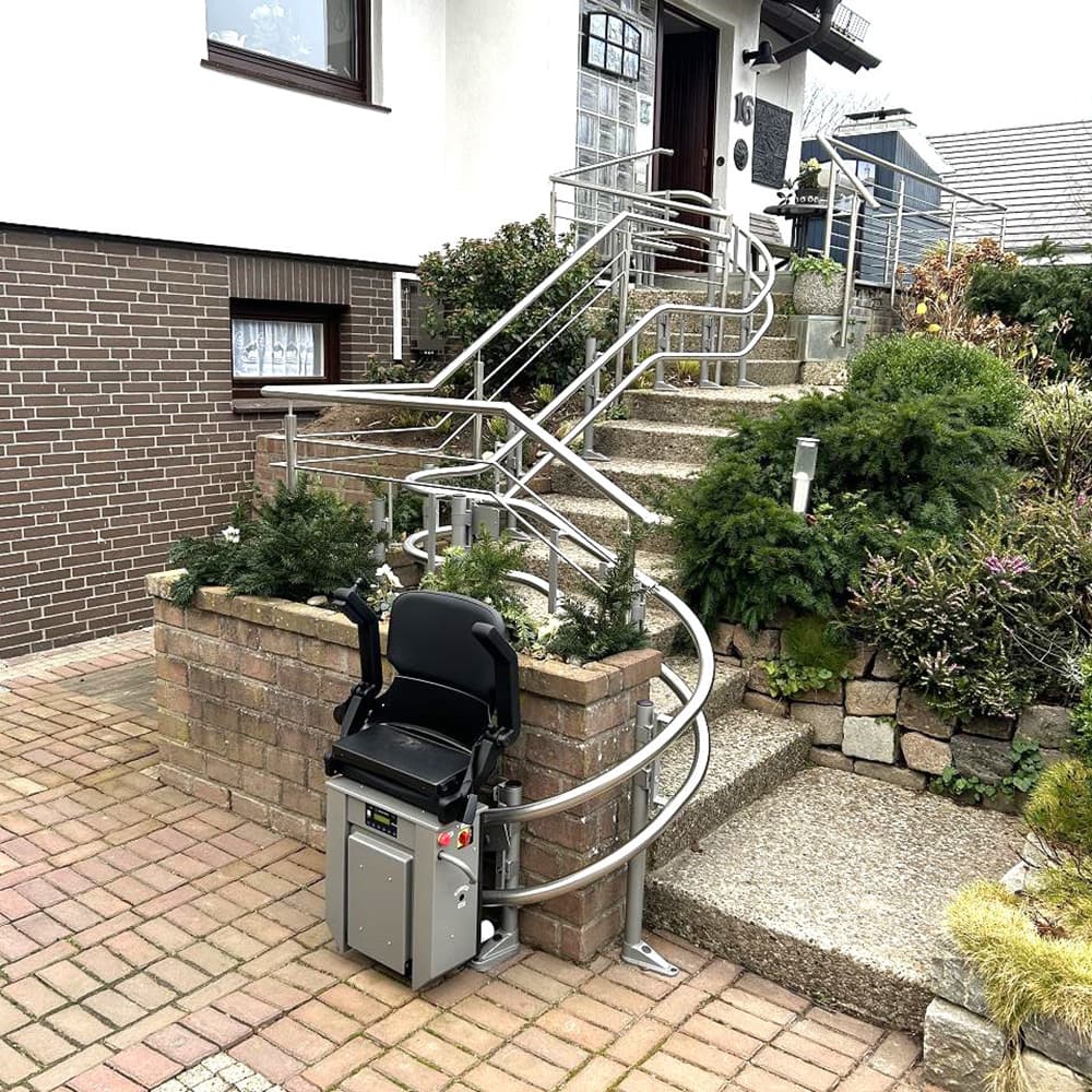 Der Hiro 16 Treppenlift auf einer Aussentreppe mit vielen Kurven und unterschiedlichen Steigungen
