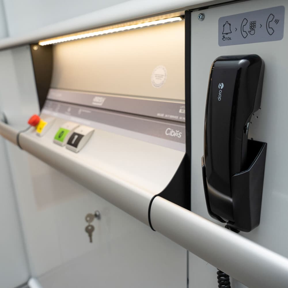 Die intuitiven Bedienelemente und Notfallvorrichtungen im Cibes A4000