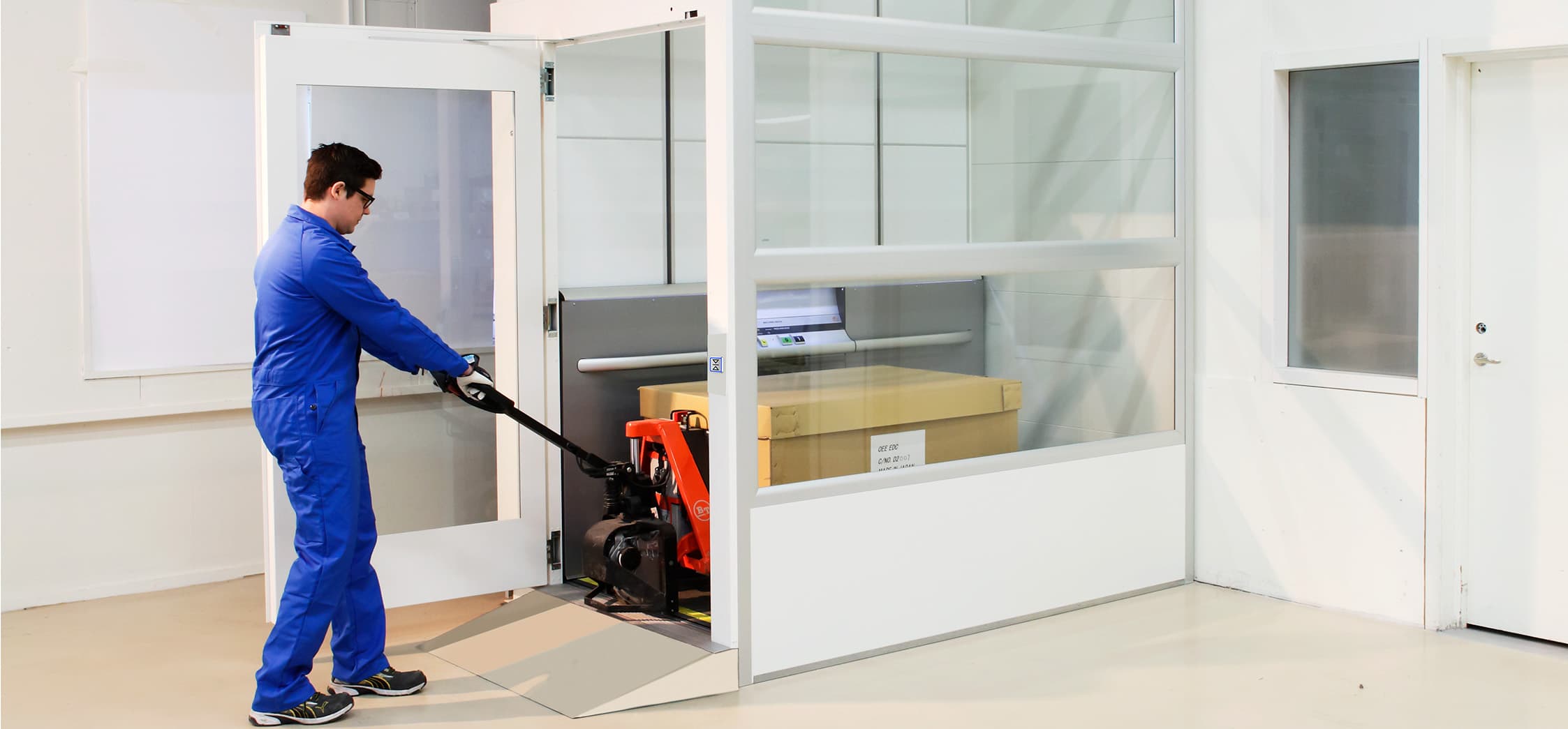 Unser Warenlift Cibes A8000 komt ohne Unterfahrt, ohne Überfahrt und ohne Betonschacht aus