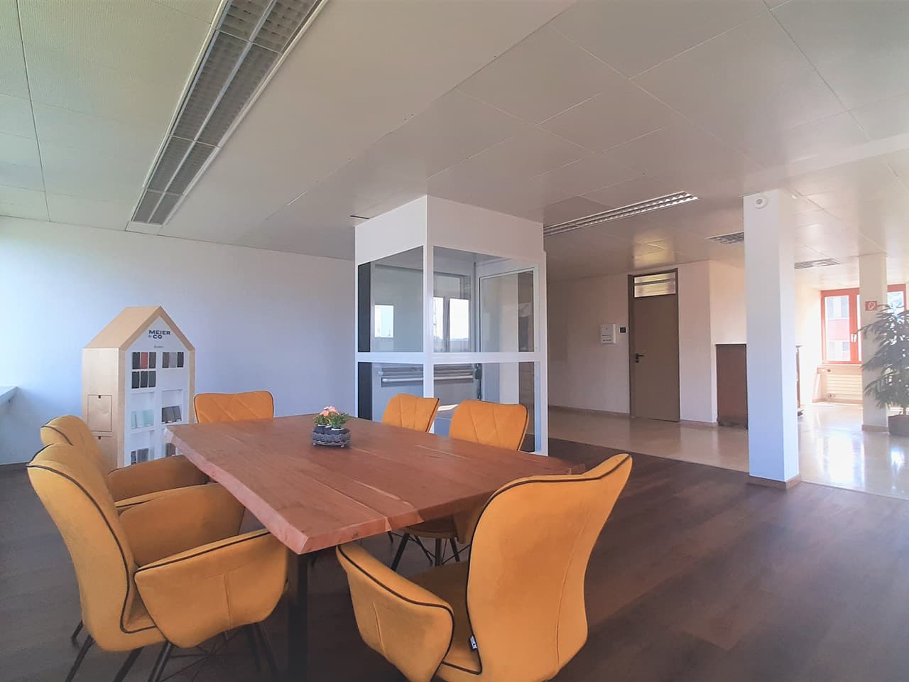 Im Showroom in Niedergösgen sehen Sie verschiedene Liftlösungen aus nächster Nähe und erhalten ein Gefühl für Technik, Materialien und Verarbeitung.