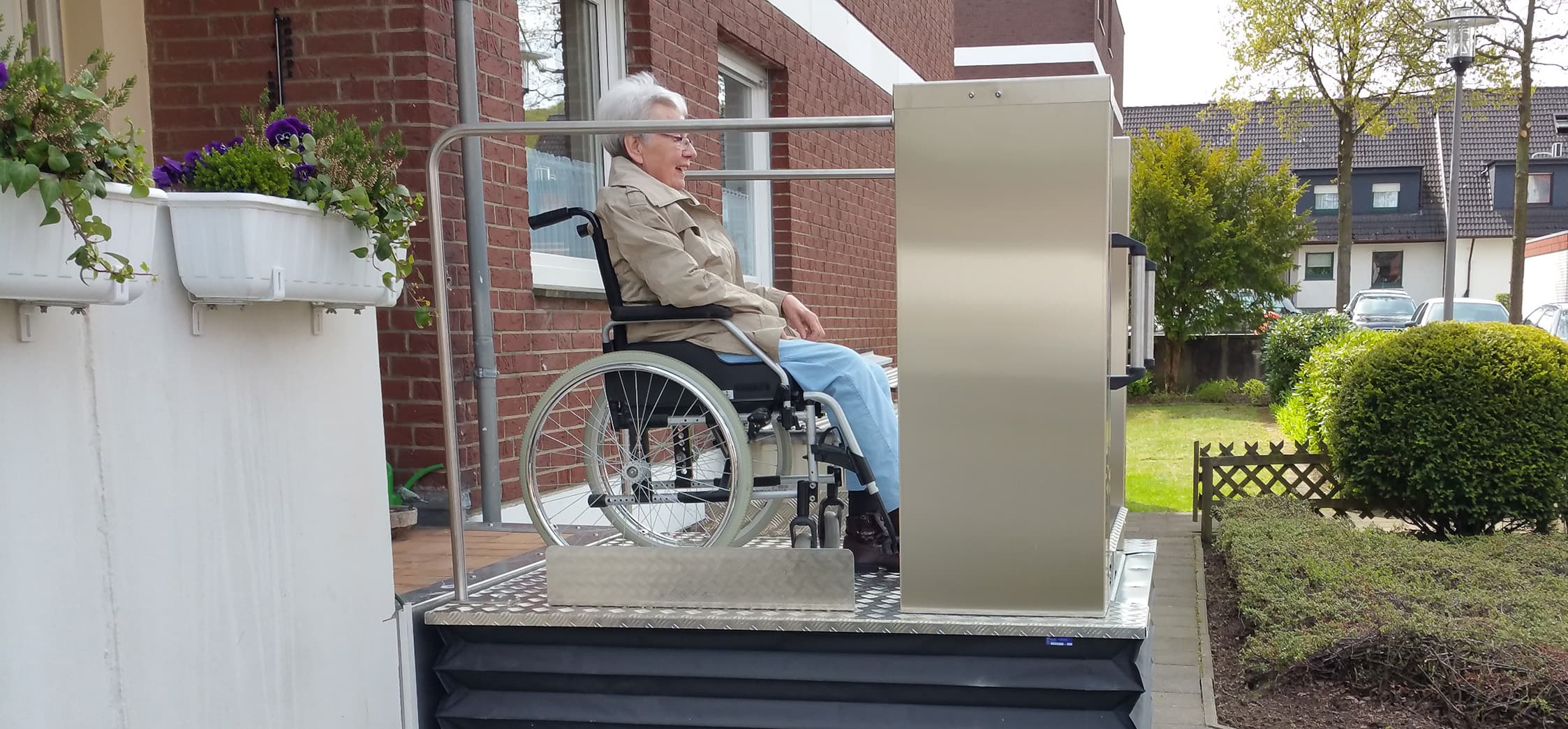 Hebebühnen der MB-Serie von Liftwerk sind für Rollstuhlfahrer ideal, um Höhenunterschiede bis 1.8 m zu überwinden.