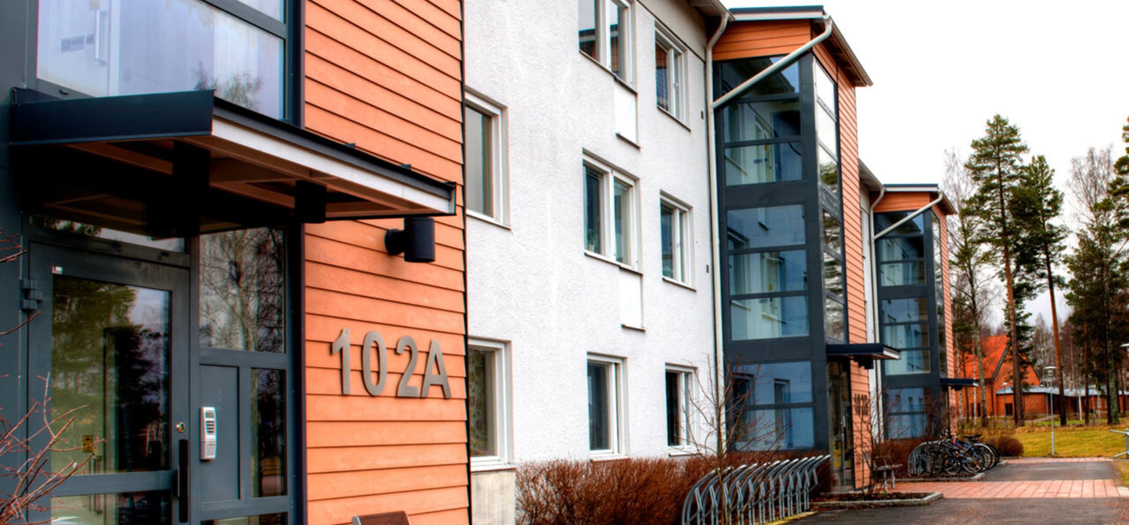 Nachträglich angebauter Homelift an der Aussenfassade eines Einfamilienhauses