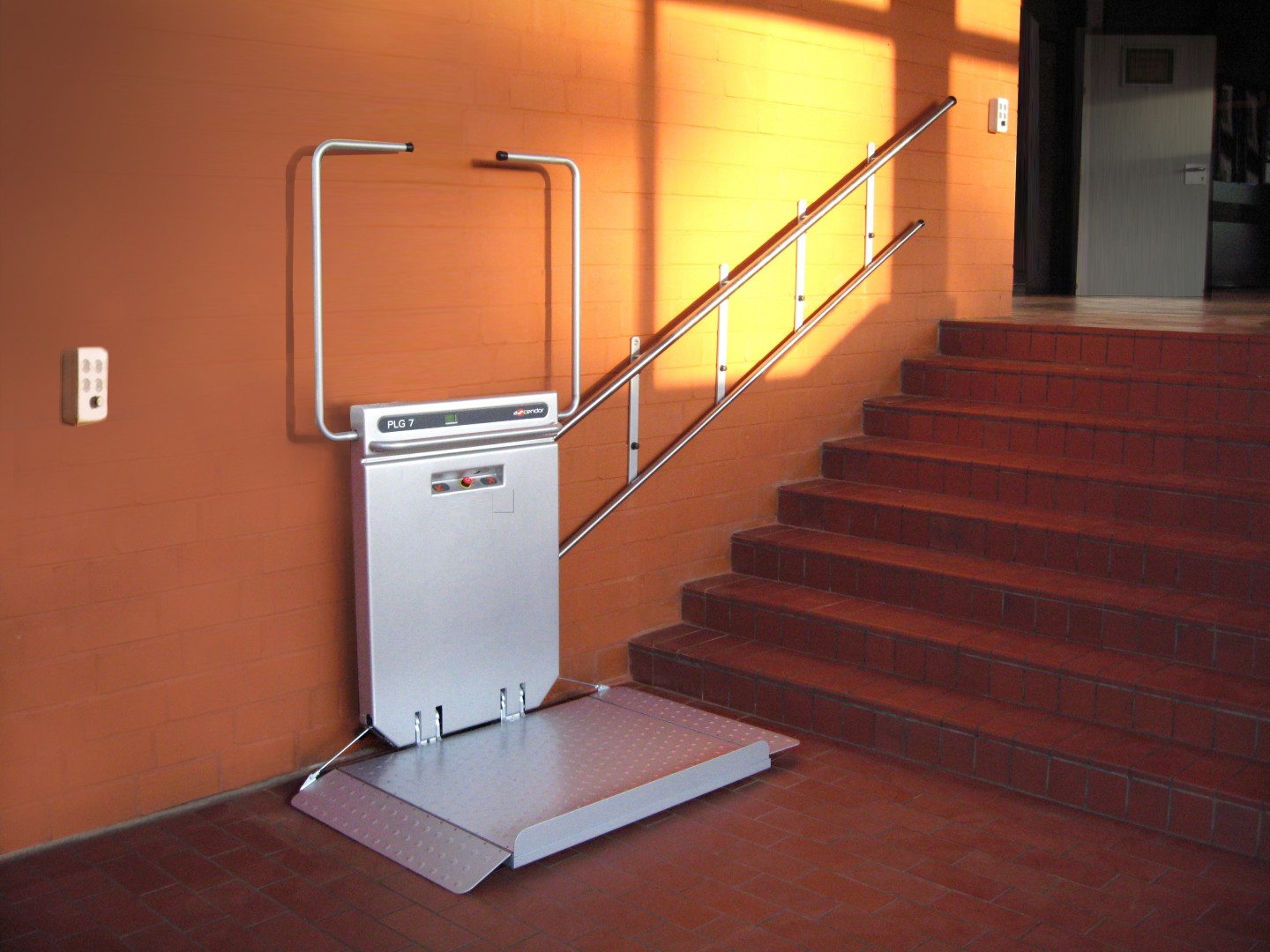 01 Plattformtreppenlift PLG 7 mit Wandmontage Plattformtreppenlift PLG7 mit Wandmontage, untere Haltestelle, offene Plattform