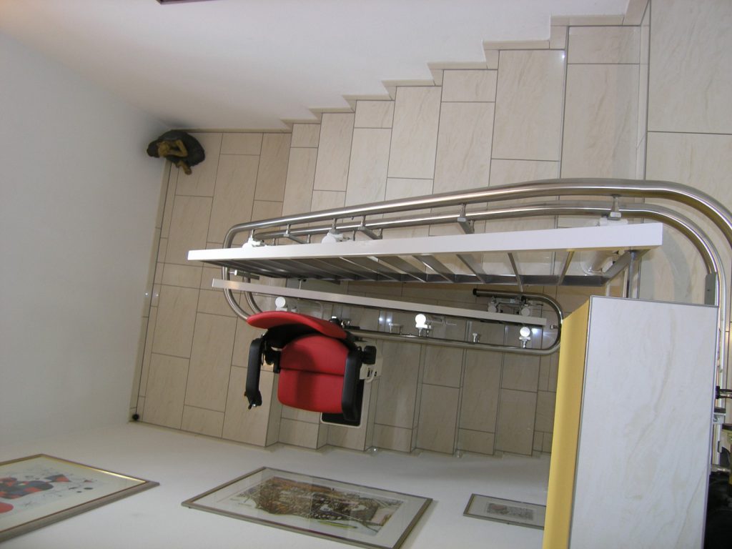Treppenlift Innenläufer mit 180°-Kurve, enge Treppe, minimaler Platzbedarf