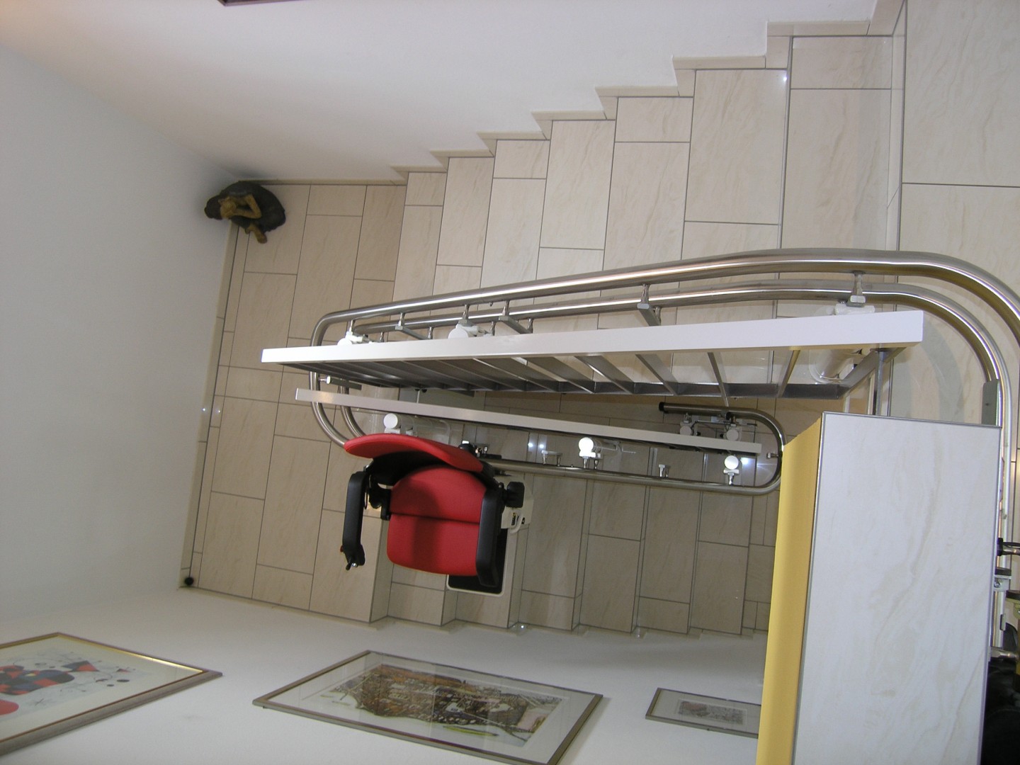 01-Treppenlift-Innenlaeufer-enge-Treppe Treppenlift Innenläufer mit 180°-Kurve, enge Treppe, minimaler Platzbedarf