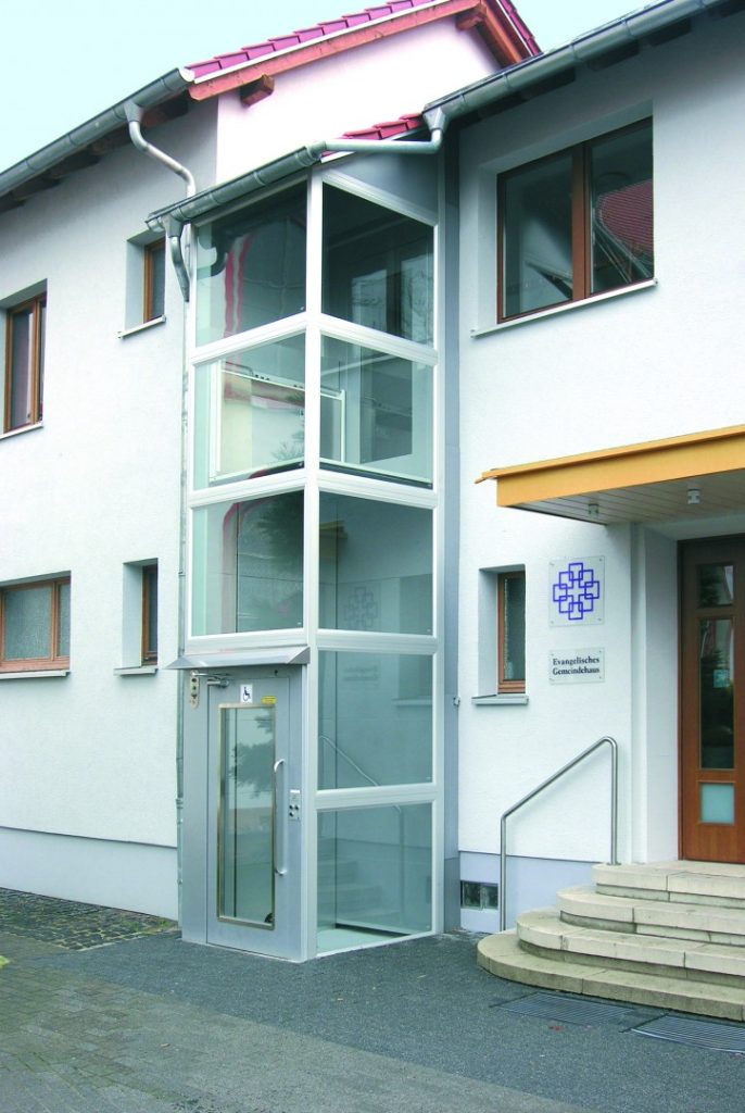 Senkrechtlift Cibes A5000 aussen, nachträglicher Anbau an Kirchgemeindehaus, verglast