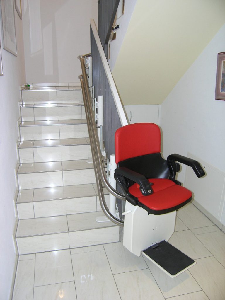 Treppensitzlift Innenläufer im Wohnhaus, Sitzift während Kurvenfahrt