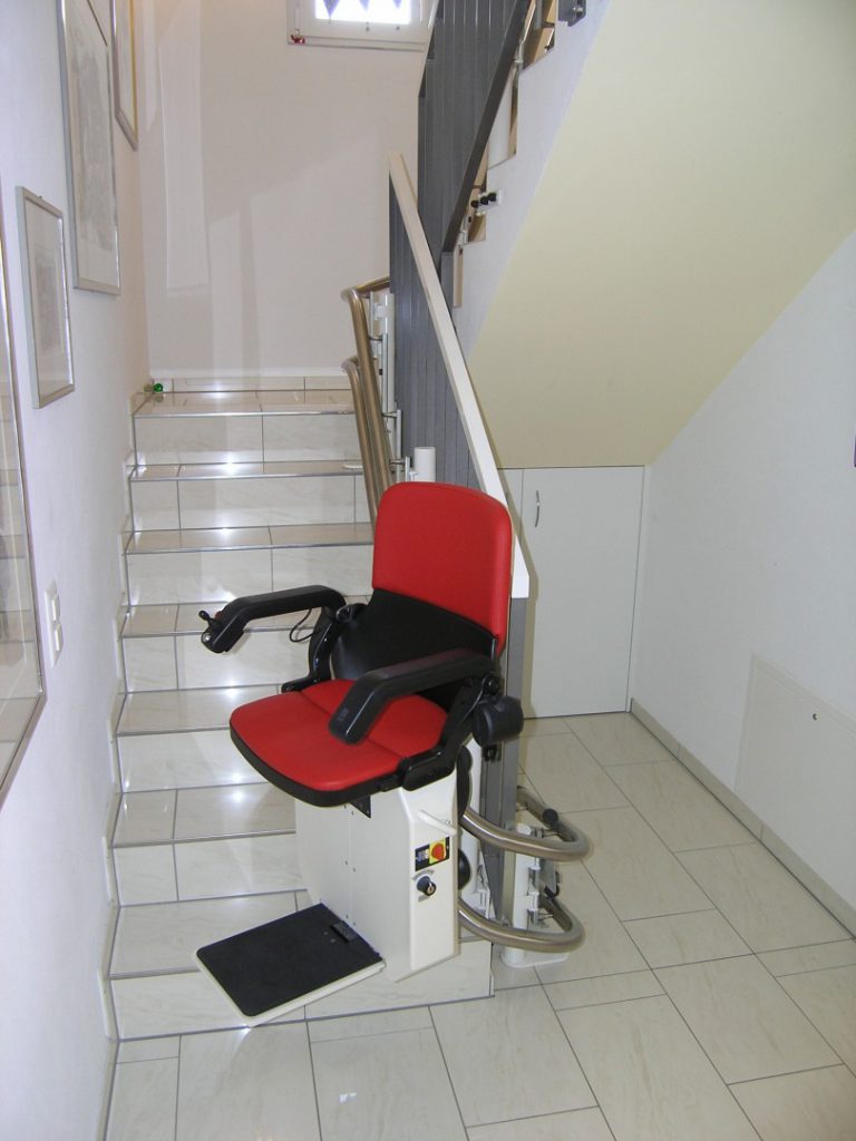 Treppenlift innen, Montage ohne bohren der Stufen, Sitzlift während Fahrt