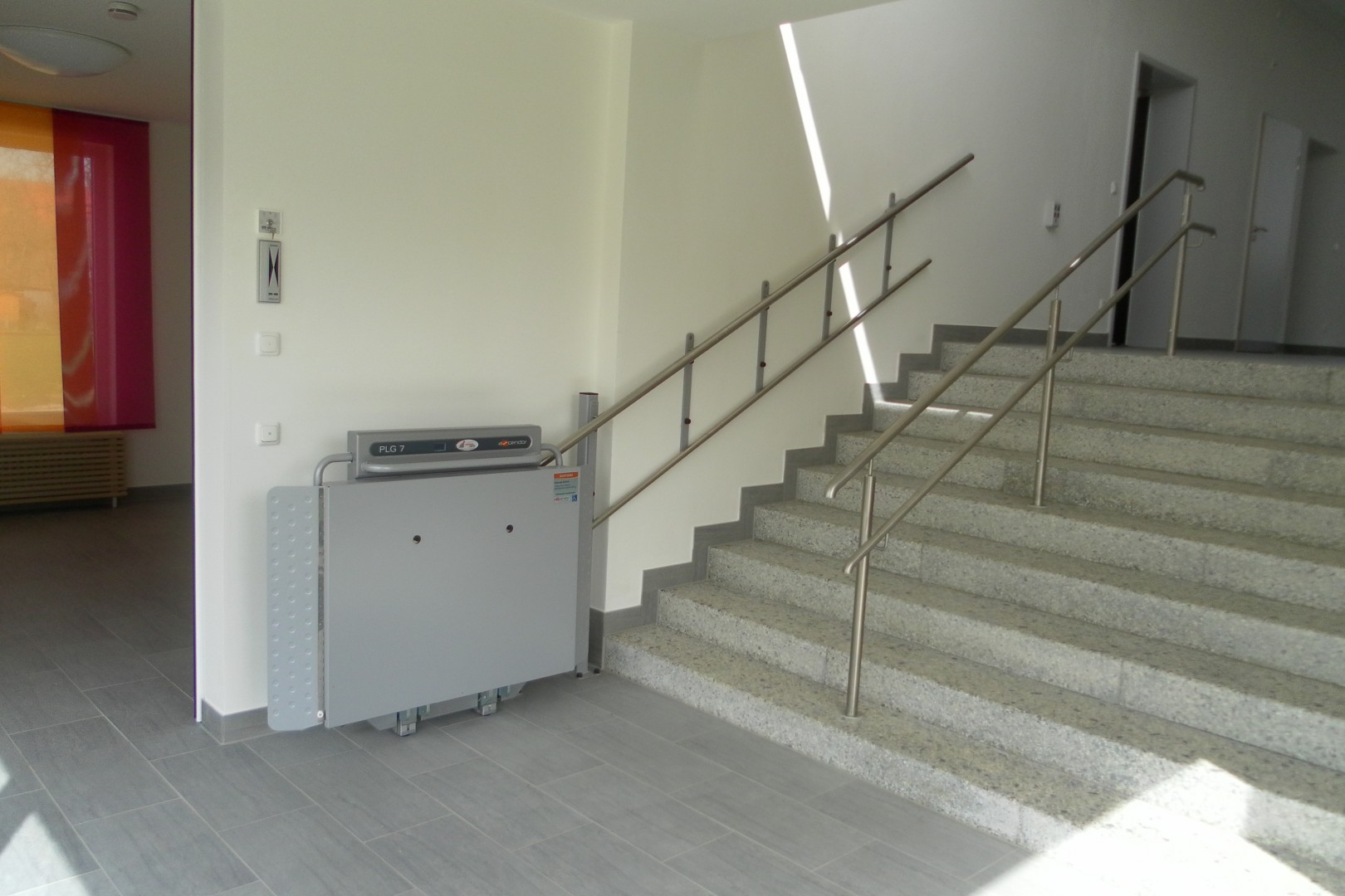 04 Rollstuhllift Plattform PLG7 Wandmontage geschlossen Rollstuhllift PLG7, Wandmontage, untere Haltestelle, Plattform geschlossen