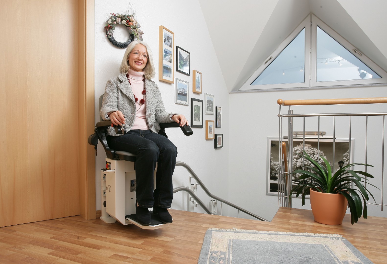 04-Treppensitzlift-1-Etage-Sitzlift-obere-Haltestelle Sitzlift Hiro 160, obere Haltestelle auf das Treppenpodest gezogen