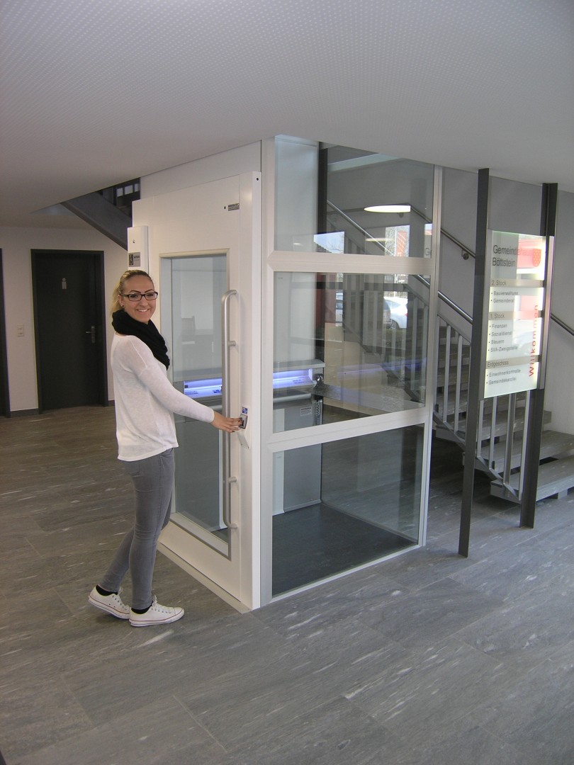 05 Homelift Cibes A5000 ohne Liftschacht Homelift Cibes A5000 ohne Liftschacht, Ruf über Drucktaste neben dem Aufzug