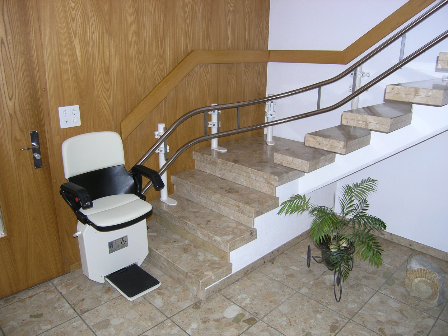 05-Treppenlift-Aussenlaeufer-Stuetzen-augestellt-ohne-bohren Sitz-Treppenlift, Montage ohne bohren der Stufen, Wandmontage der aufgestellten Stützen