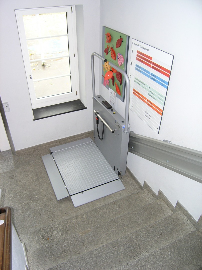 06 Rollstuhllift Hiro 350Z innen Schulhaus offen Rollstuhllift Hiro 350Z innen, Wandmontage in Schulhaus, untere Haltestelle mit seitlicher Auffahrklappe