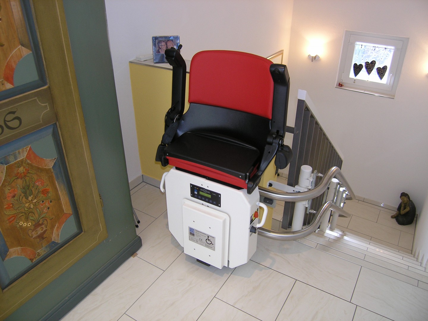 06-Treppenlift-Innenlaufer-in-Privathaus-Sitzlift-zusammengeklappt Treppenlift Hiro 160 in Privathaus, obere Haltestelle, Sitzlift geschlossen