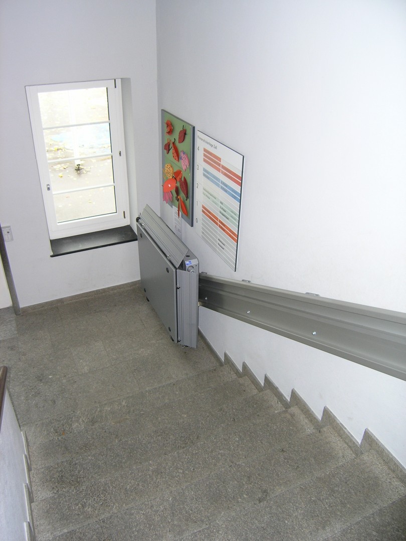 07 Rollstuhllift Hiro 350Z innen Schulhaus geschlossen Rollstuhllift Hiro 350Z innen, Wandmontage in Schulhaus, untere Haltestelle geschlossen