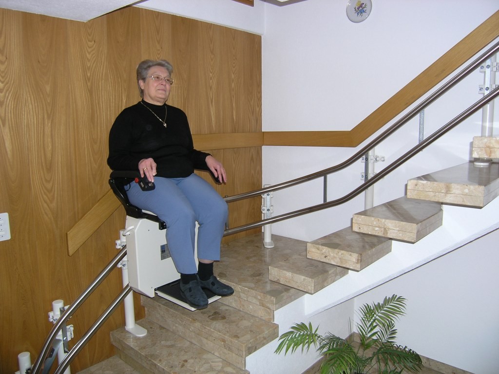 07-Treppenlift-Aussenlaeufer-Privathaus-waehrend-Fahrt Treppenlift in Privathaus, Aussenläufer, Sitzlift während der Fahrt
