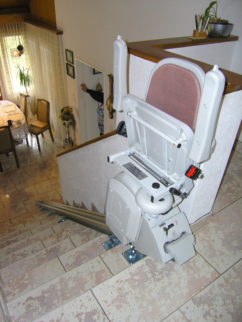 07-Treppenlift-gerade-sitzlift-eingeklappt