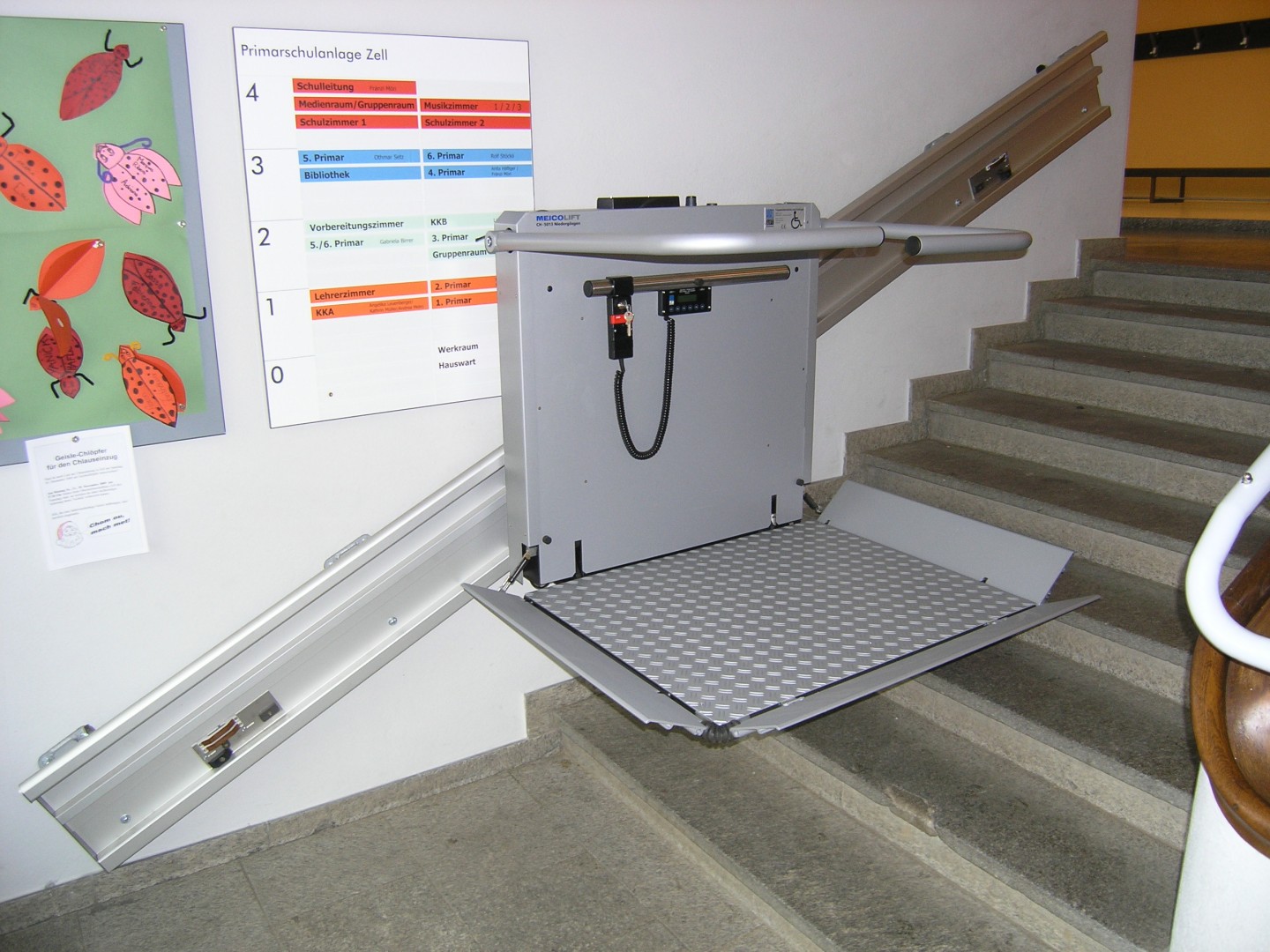 08 Rollstuhllift Hiro 350Z innen Schulhaus Fahrt Plattformlift für Rollstuhl Hiro 350Z innen, Wandmontage in Schulhaus, Plattformtreppenlift während Fahrt