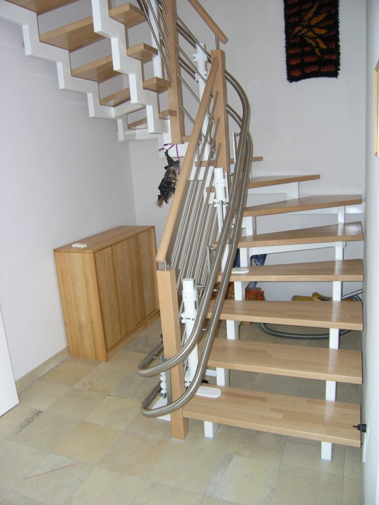 Treppenlift in Einfamilienhaus, als Innenläufer für minimalen Platzbeadrf