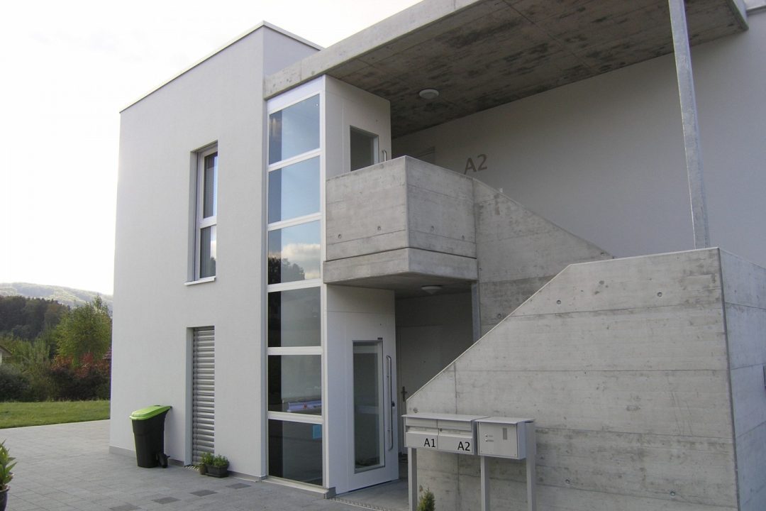 09 Aussenlift MFH ohne Unterfahrt Front verglast Aussenlift integriert in den Zugang eine Mehrfamilienhauses, eine Front komplett verglast