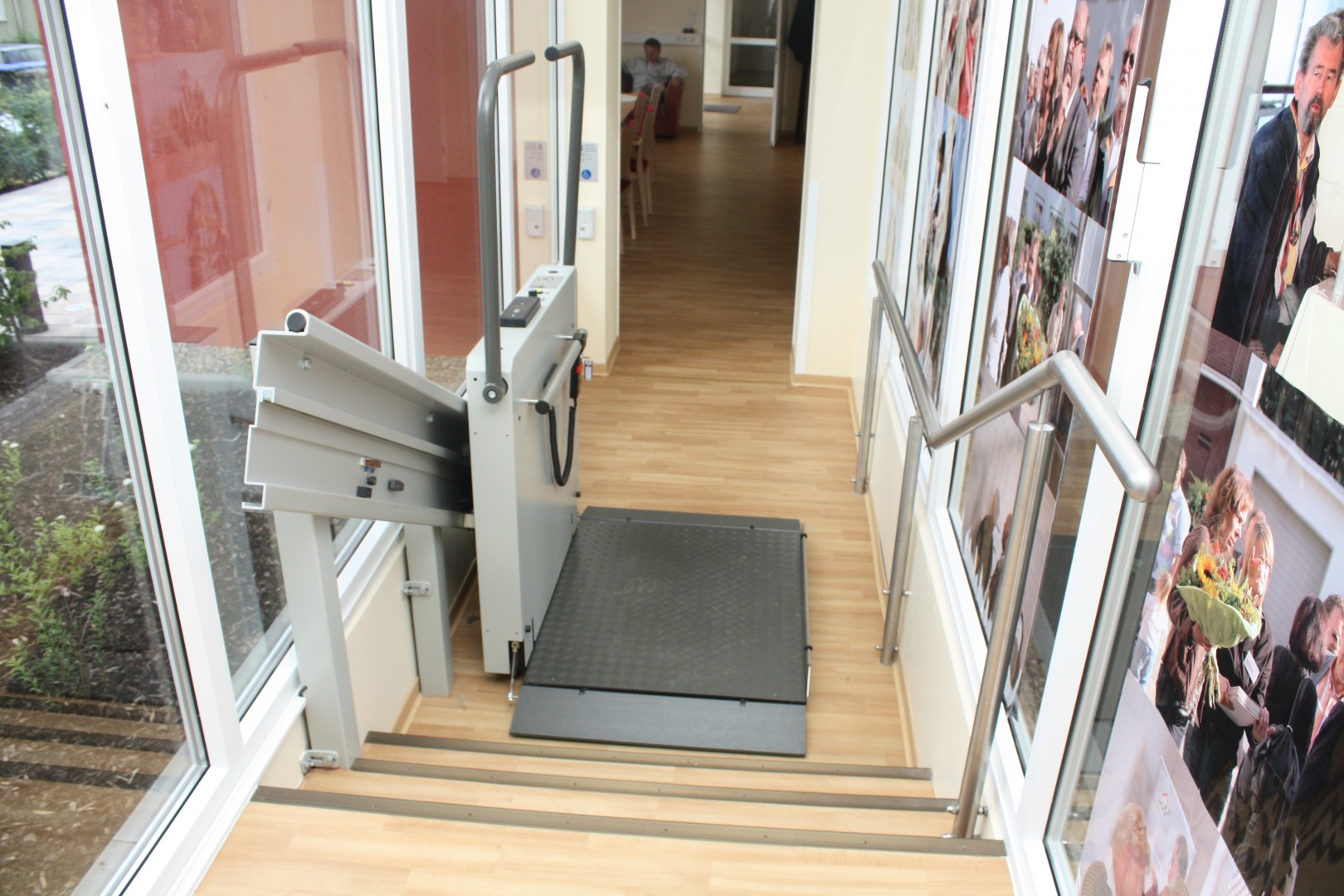 09 Rollstuhllift innen 3 Stufen Rollstuhllift Hiro 350Z im Innenbereich über 3 Stufen, Montage an Stützen, untere Haltestelle, Plattform offen