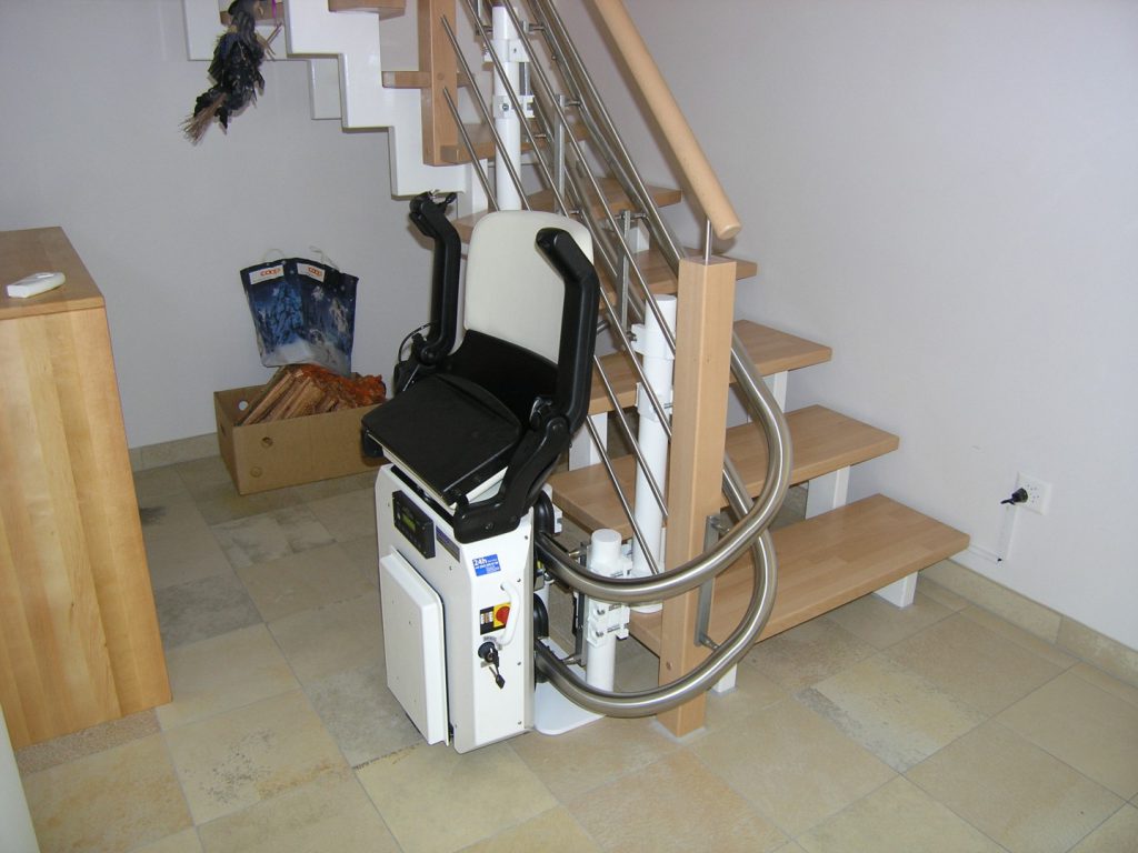 Treppenlift Innenläufer untere Haltestelle, Sitzlift geschlossen