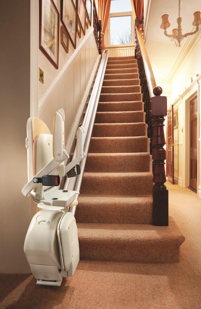 09-Treppenlift-gerade-innen-untere-haltestelle-geschlossen