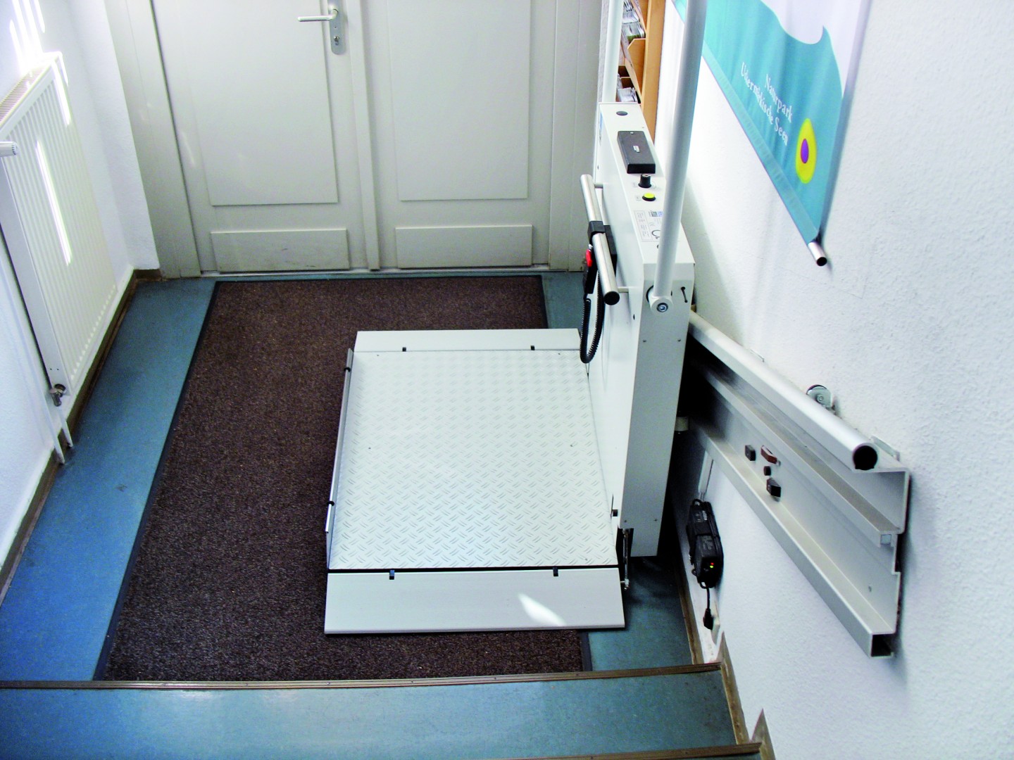 10 Plattformtreppenlift H350Z im Innenbereich Plattformtreppenlift H350Z innen, Wandmontage, untere Haltestelle, Plattform offen