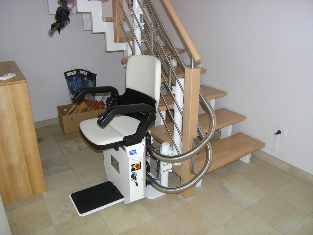 Treppensitzlift in unterer Haltestelle nach 180°-Kurve, Sitzlift fahrbereit