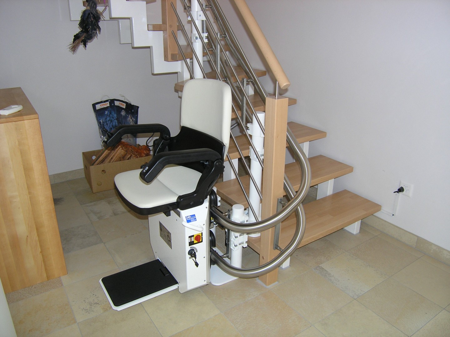 10-Treppenlift-Haltestelle-seitlich-180-Grad-Kurve Treppensitzlift in unterer Haltestelle nach 180°-Kurve, Sitzlift fahrbereit