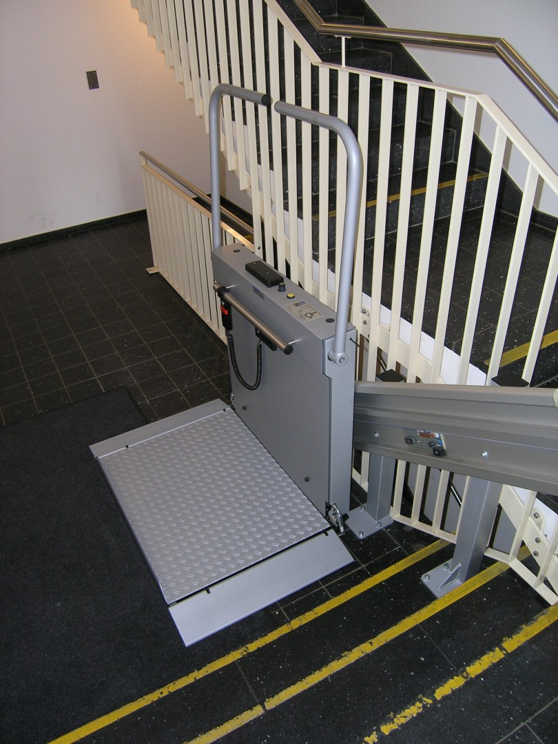 11 Plattformlift innen 3 Stufen Mehrfamilienhaus Plattformlift innen, über 3 Stufen, als Zugang für Rollstuhl zu Liftetage in Mehrfamilienhaus