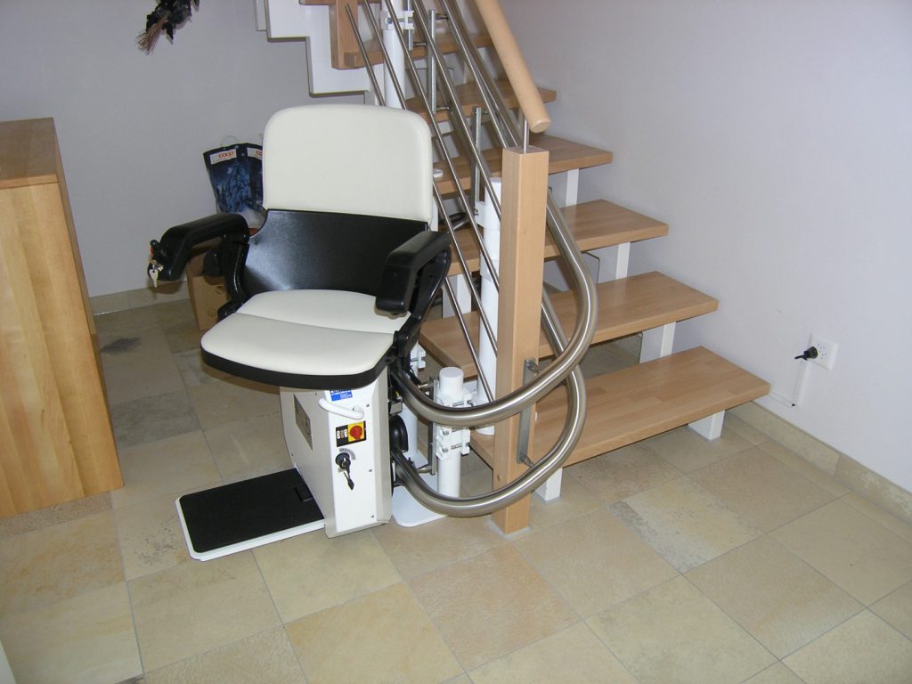 Treppenlift untere Haltestelle nach 180°-Kurve, mit automatisch ausgedrehtem Sitz