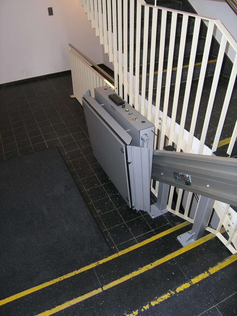 12 Plattformlift innen 3 Stufen Mehrfamilienhaus geschlossen Plattformtreppenlift innen, über 3 Stufen, als Zugang für Rollstuhl zu Liftetage in Mehrfamilienhaus, zusammengeklappt