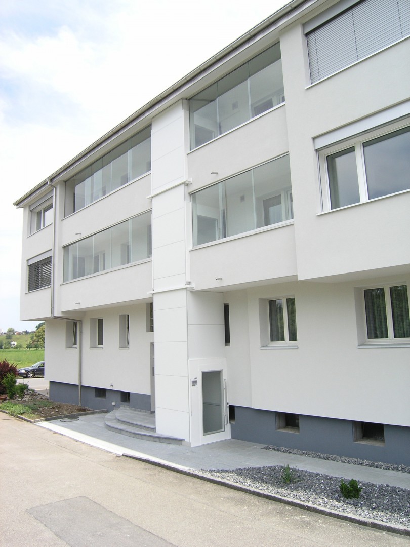12 Senkrechtlift aussen nachtraeglicher Anbau an Mehrfamilienhaus 3 Stockwerke Aussenlift über 3 Stockwerke, nachträglicher Anbau an MFH, Zugang über die Balkone