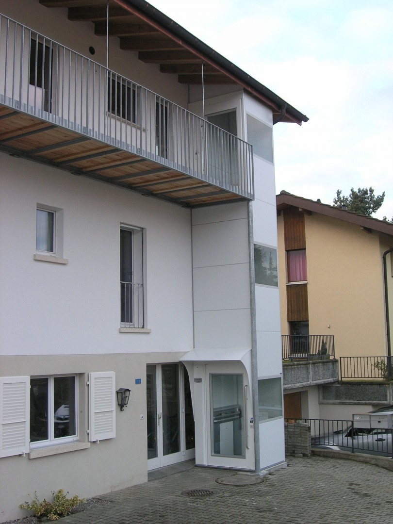 13 Aussenlift ohne Uebefahrt Unterfahrt Balkon Einfamilienhaus Aussenlift ohne Unterfahrt und ohne Überfahrt, Zugang auf Balkon von Privathaus