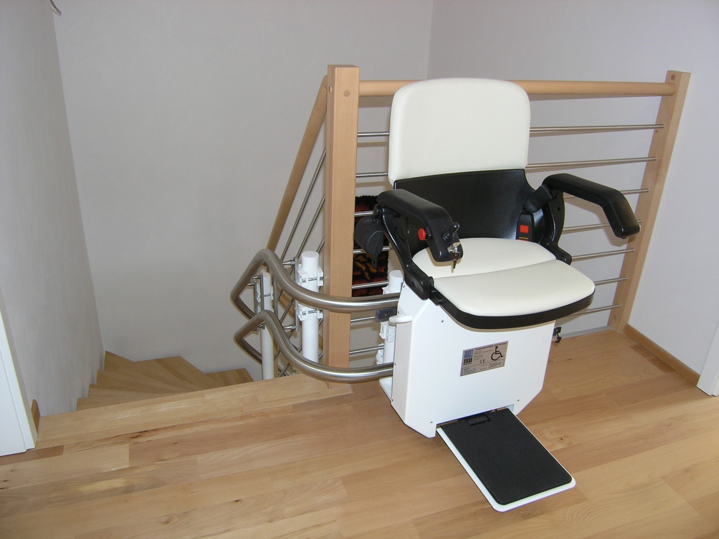 13-Treppenlift-innen-Sitzlift-Haltestelle-90-Grad Treppenlift innen, obere Haltestelle 90° abgewinkelt, Sitzlift bereit zur Fahrt