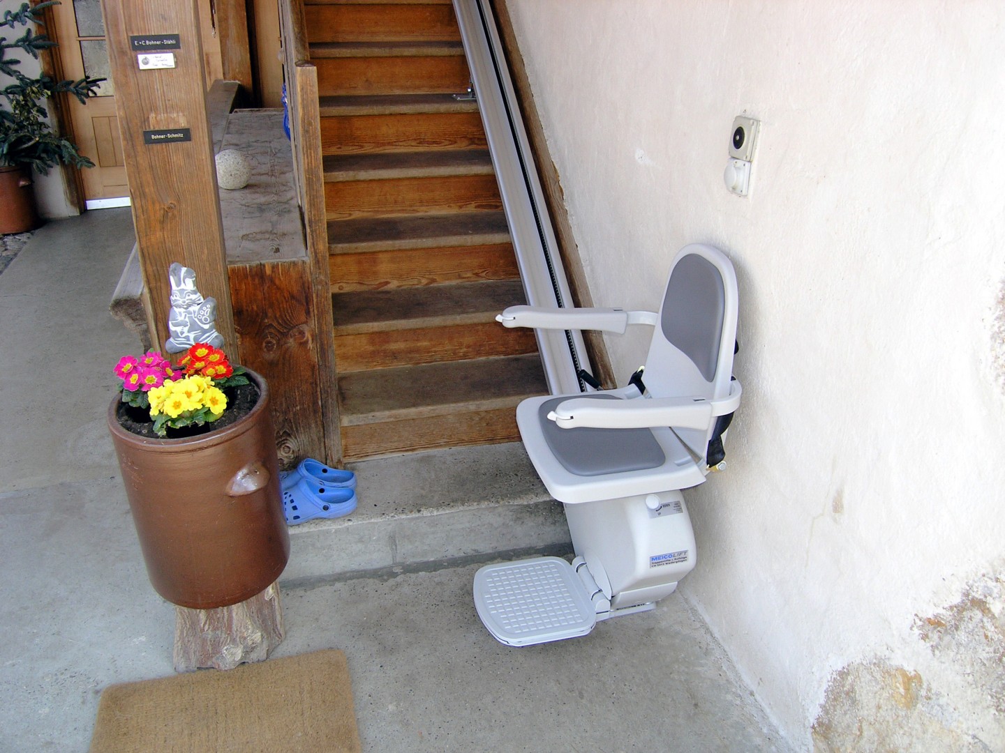 13-Treppenlift-schmale-Holztreppe-Sitzlift-offen