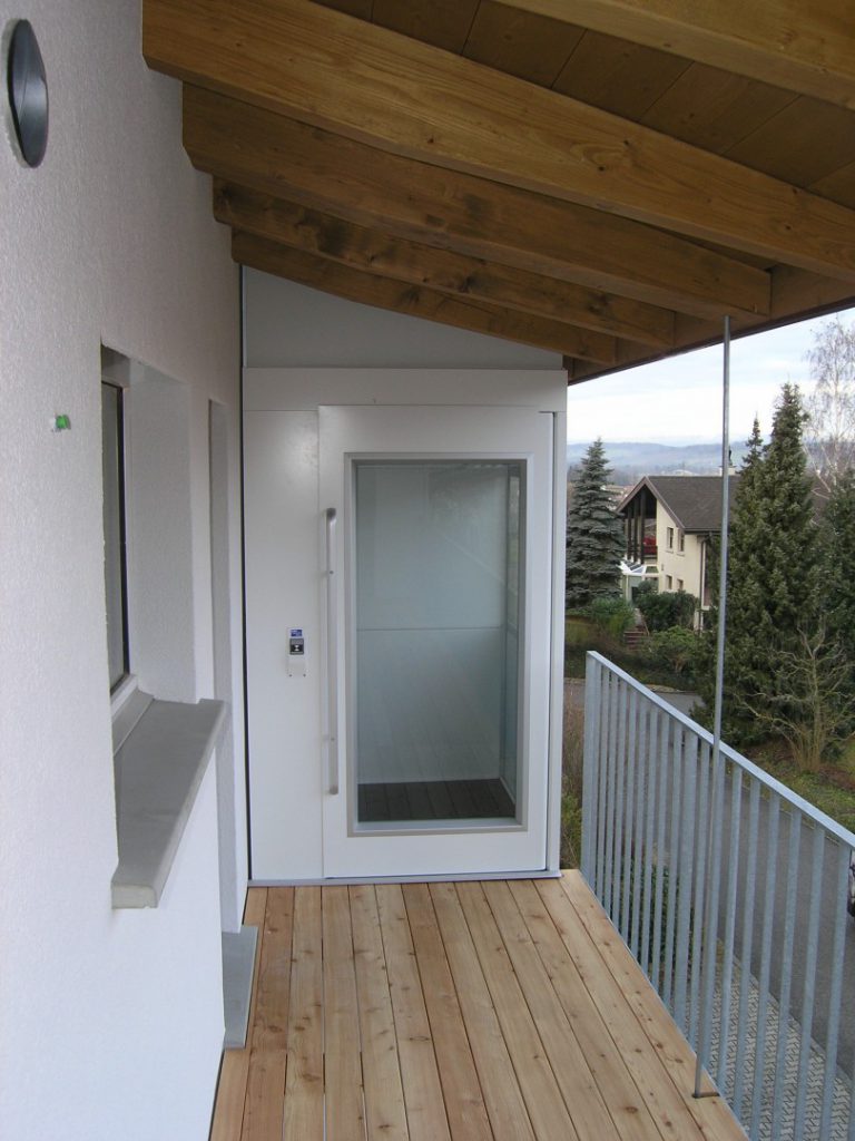 Senkrechtlift aussen in Wohnhaus, ohne Unterfahrt und ohne Überfahrt, Zugang über Balkon