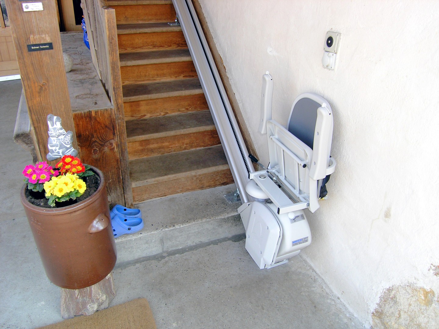 14-Treppenlift-schmale-Treppe-Sitzlift-platzsparend-geschlossen