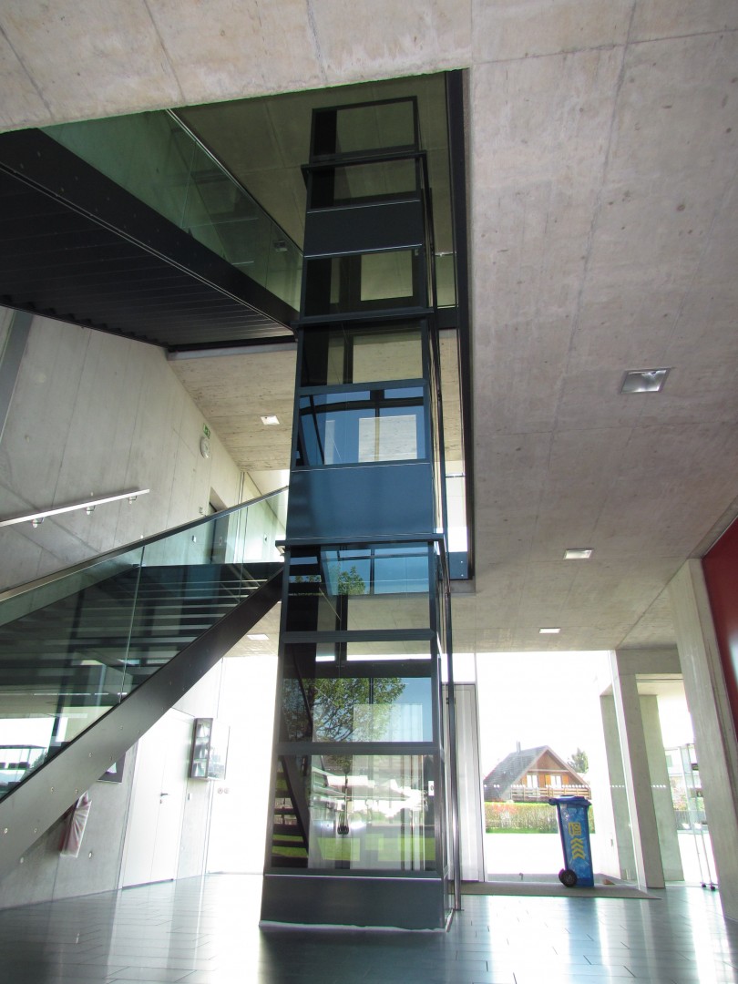 15 Senkrechtlift nachtraeglicher Einbau Schulhaus Treppenauge Nachträglicher Einbau eines Aufzugs in einem Schulhaus, Montage im Treppenauge