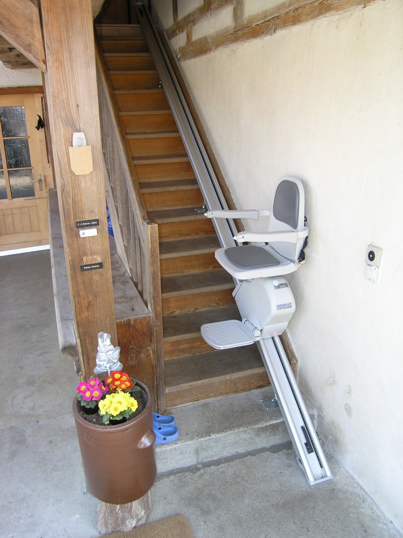 15-Treppenlift-Einbaumasse-gering-schmale-Holztreppe