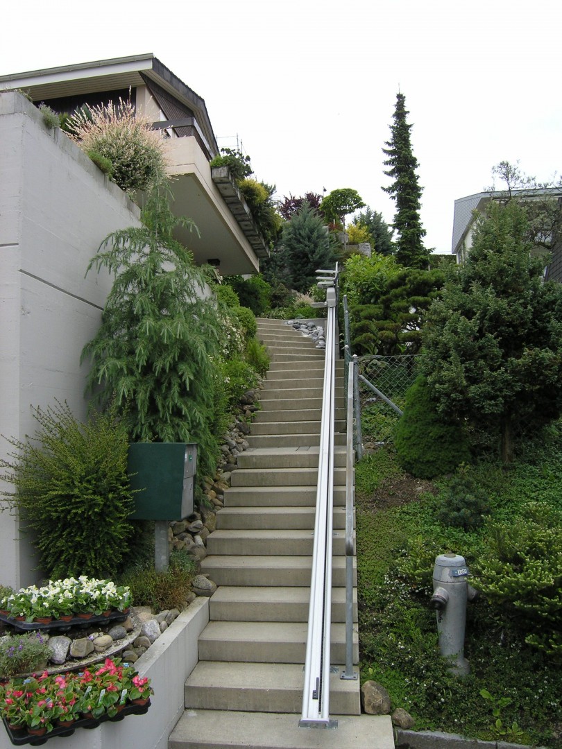 16-Treppenlift-Aussenbereich-lange-gerade-Treppe