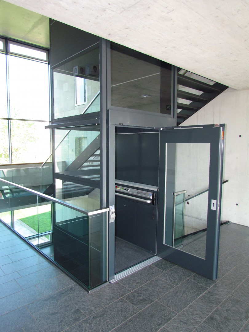 17 Senkrechtplattformlift nachruesten Schulhaus Senkrecht-Plattformlift Nachrüstung in Schulhaus, Montage im Treppenauge, Türe geöffnet