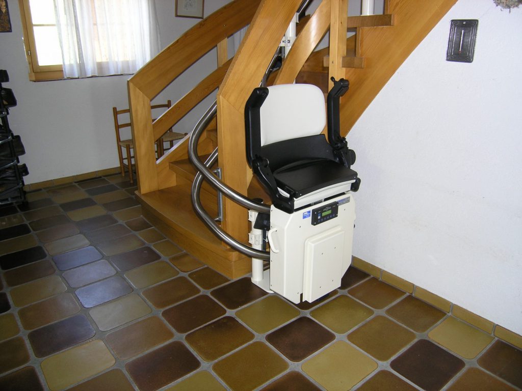 Treppenlift Holztreppe innen, Haltestelle unten nach 180°-Kurve seitlich der Treppe
