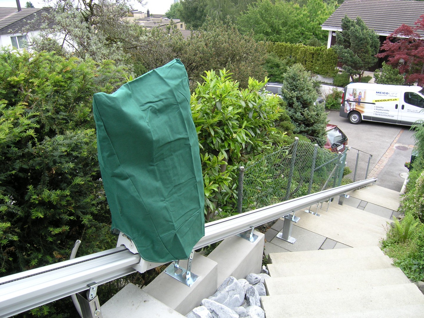 18-Treppenlift-aussen-wetterfest-mit-abdeckhaube