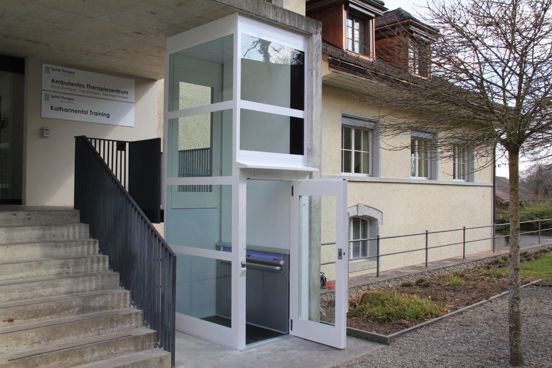 19 Plattformlift ohne Unterfahrt Ueberfahrt Klinik Behindertengerechter Plattformlift aussen, ohne Unterfahrt und ohne Überfahrt, für Rollstuhl, Zugang zu einer Klinik