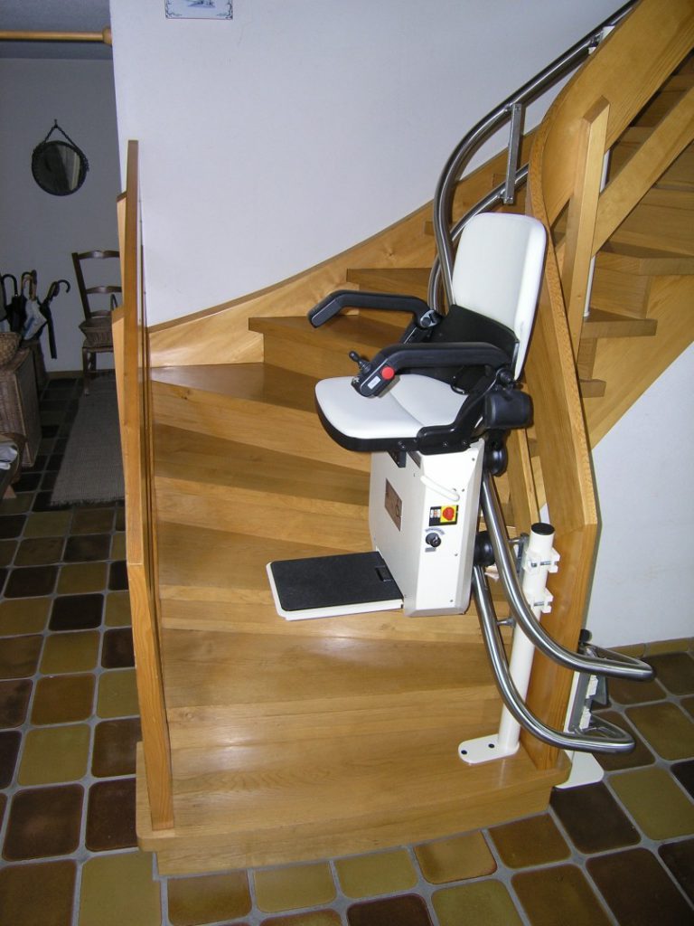 Treppenlift Holztreppe innen, über 2 Kurven, Sitzlift während der Fahrt