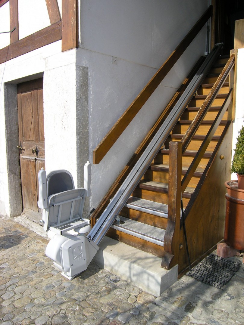 19-Treppenlift-schmaler-Laubenaufgang-aussen-Sitzlift-geschlossen
