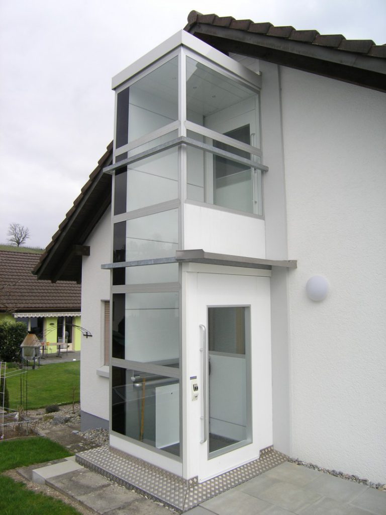 Liftanbau bei Einfamilienhaus, Homelift im Aussenbereich, mit Sicherheitsglas