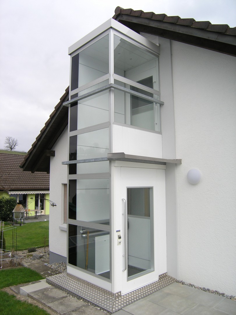 20 Homelift aussen Einfamilienhaus nachtraeglicher Anbau Liftanbau bei Einfamilienhaus, Homelift im Aussenbereich, mit Sicherheitsglas